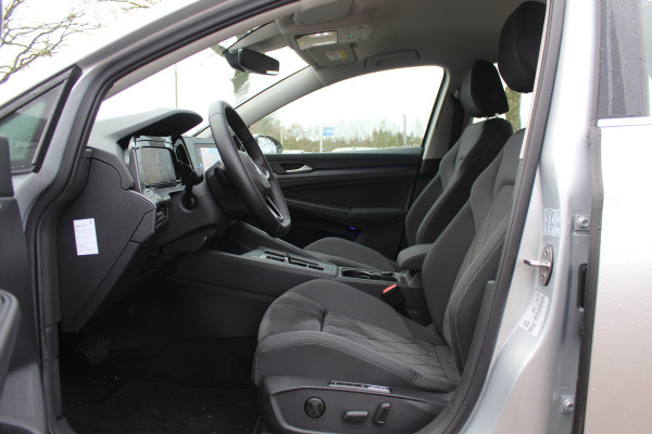 Volkswagen Golf 1.5 eTSI Style / Camera / Head-up / Virtual Cockpit / Leder&Alcantara / 17'' / Keyless / ACC / DAB / Full LED / Stoelverwarming
