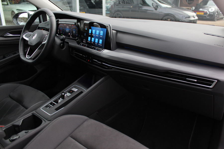 Volkswagen Golf 1.5 eTSI Style / Camera / Head-up / Virtual Cockpit / Leder&Alcantara / 17'' / Keyless / ACC / DAB / Full LED / Stoelverwarming
