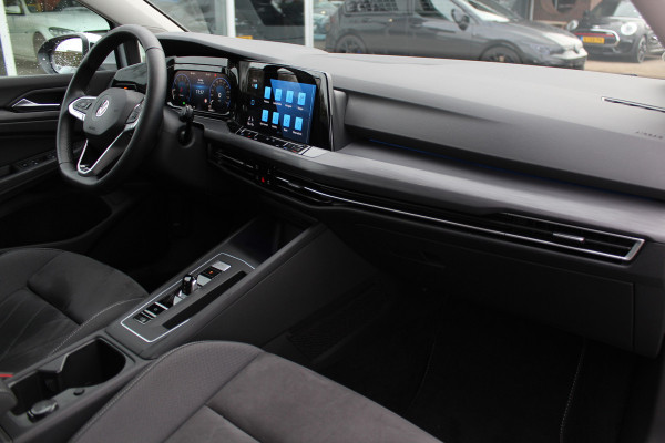 Volkswagen Golf 1.5 eTSI Style / Camera / Head-up / Virtual Cockpit / Leder&Alcantara / 17'' / Keyless / ACC / DAB / Full LED / Stoelverwarming