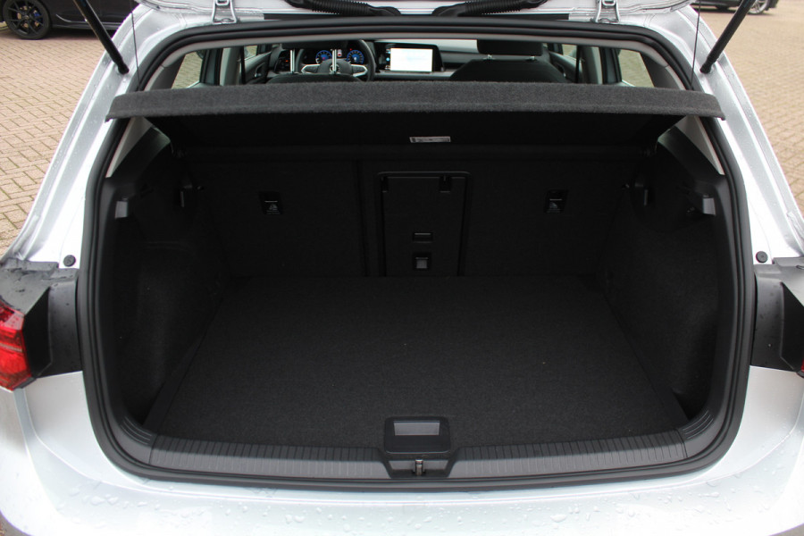 Volkswagen Golf 1.5 eTSI Style / Camera / Head-up / Virtual Cockpit / Leder&Alcantara / 17'' / Keyless / ACC / DAB / Full LED / Stoelverwarming