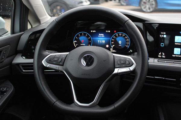 Volkswagen Golf 1.5 eTSI Style / Camera / Head-up / Virtual Cockpit / Leder&Alcantara / 17'' / Keyless / ACC / DAB / Full LED / Stoelverwarming