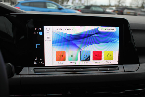 Volkswagen Golf 1.5 eTSI Style / Camera / Head-up / Virtual Cockpit / Leder&Alcantara / 17'' / Keyless / ACC / DAB / Full LED / Stoelverwarming