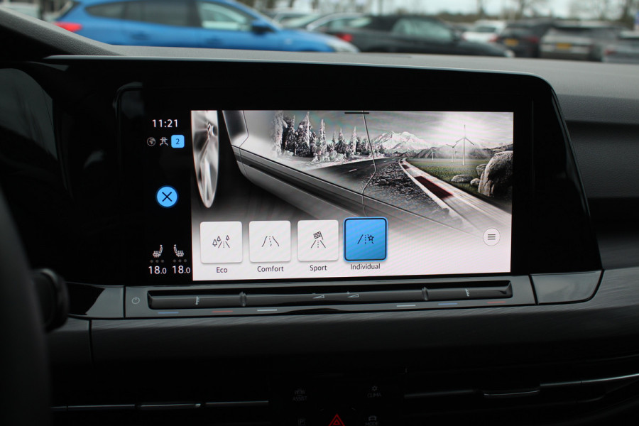 Volkswagen Golf 1.5 eTSI Style / Camera / Head-up / Virtual Cockpit / Leder&Alcantara / 17'' / Keyless / ACC / DAB / Full LED / Stoelverwarming