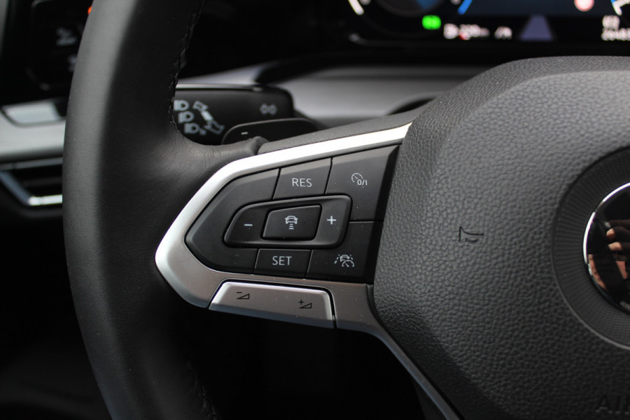 Volkswagen Golf 1.5 eTSI Style / Camera / Head-up / Virtual Cockpit / Leder&Alcantara / 17'' / Keyless / ACC / DAB / Full LED / Stoelverwarming