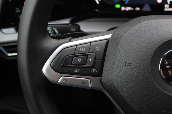 Volkswagen Golf 1.5 eTSI Style / Camera / Head-up / Virtual Cockpit / Leder&Alcantara / 17'' / Keyless / ACC / DAB / Full LED / Stoelverwarming