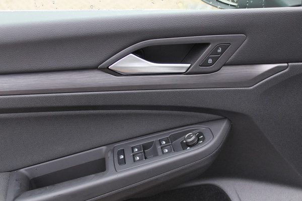 Volkswagen Golf 1.5 eTSI Style / Camera / Head-up / Virtual Cockpit / Leder&Alcantara / 17'' / Keyless / ACC / DAB / Full LED / Stoelverwarming