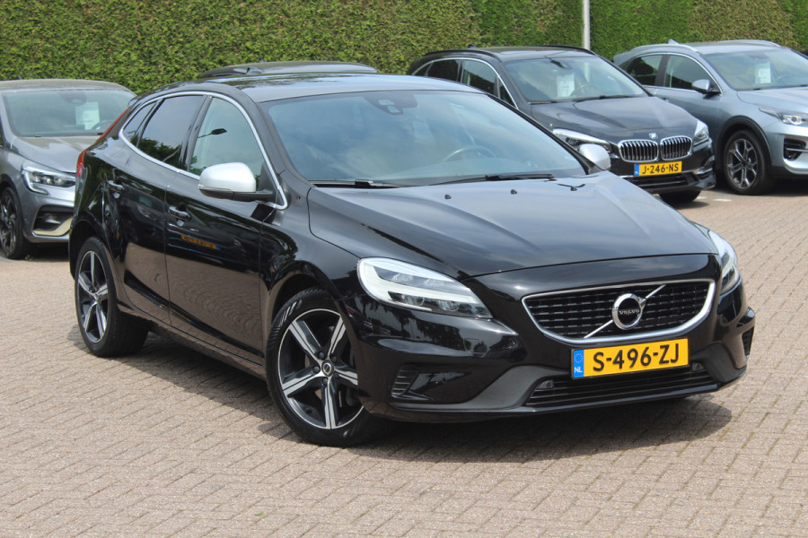 Volvo V40 1.5 T2 Inscription R-Design / Panoramadak / Camera / Leder / Keyless / 17'' / Navigatie / Stoelverwarming / Cruise Control