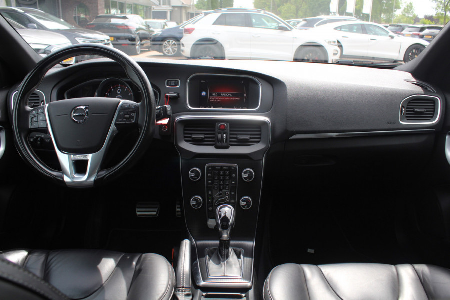 Volvo V40 1.5 T2 Inscription R-Design / Panoramadak / Camera / Leder / Keyless / 17'' / Navigatie / Stoelverwarming / Cruise Control