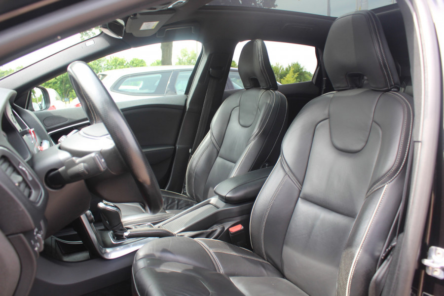 Volvo V40 1.5 T2 Inscription R-Design / Panoramadak / Camera / Leder / Keyless / 17'' / Navigatie / Stoelverwarming / Cruise Control