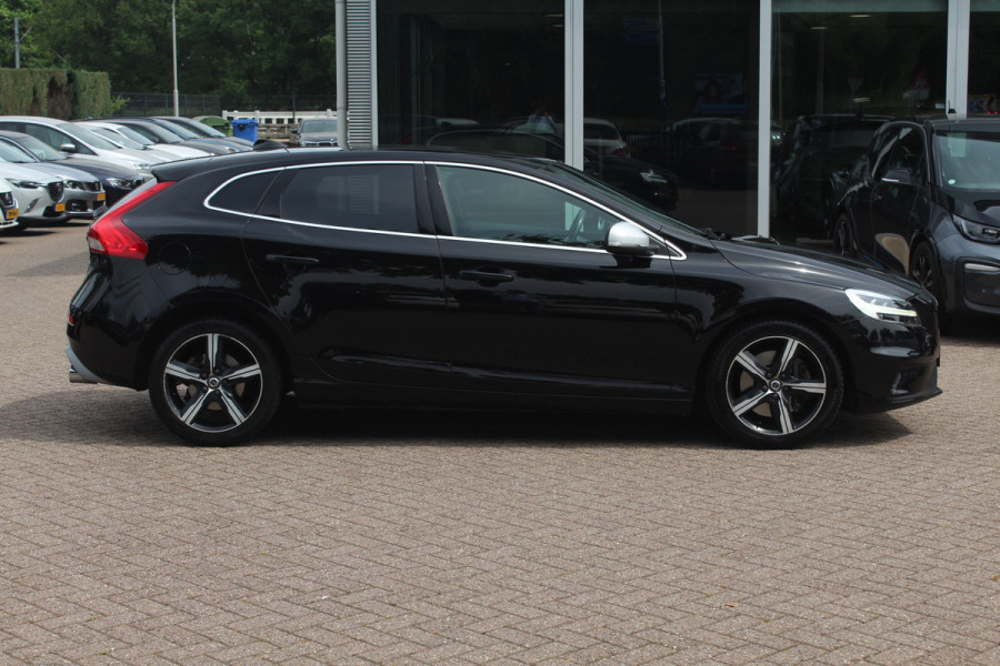 Volvo V40 1.5 T2 Inscription R-Design / Panoramadak / Camera / Leder / Keyless / 17'' / Navigatie / Stoelverwarming / Cruise Control