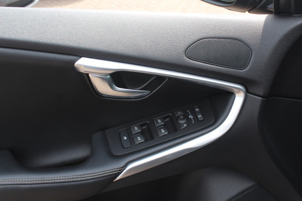 Volvo V40 1.5 T2 Inscription R-Design / Panoramadak / Camera / Leder / Keyless / 17'' / Navigatie / Stoelverwarming / Cruise Control