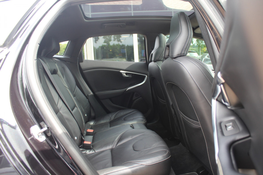 Volvo V40 1.5 T2 Inscription R-Design / Panoramadak / Camera / Leder / Keyless / 17'' / Navigatie / Stoelverwarming / Cruise Control