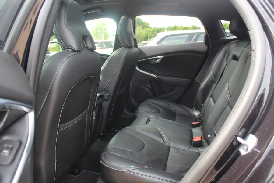 Volvo V40 1.5 T2 Inscription R-Design / Panoramadak / Camera / Leder / Keyless / 17'' / Navigatie / Stoelverwarming / Cruise Control