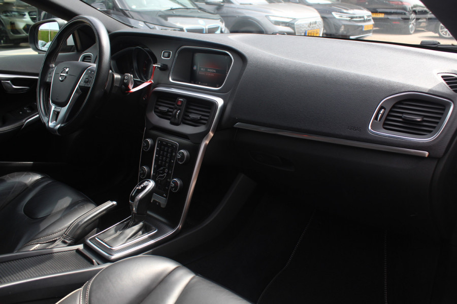 Volvo V40 1.5 T2 Inscription R-Design / Panoramadak / Camera / Leder / Keyless / 17'' / Navigatie / Stoelverwarming / Cruise Control