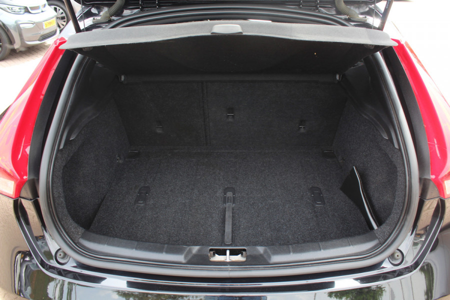 Volvo V40 1.5 T2 Inscription R-Design / Panoramadak / Camera / Leder / Keyless / 17'' / Navigatie / Stoelverwarming / Cruise Control