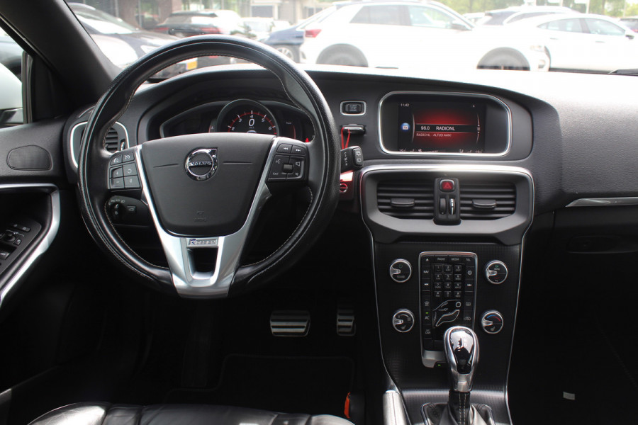 Volvo V40 1.5 T2 Inscription R-Design / Panoramadak / Camera / Leder / Keyless / 17'' / Navigatie / Stoelverwarming / Cruise Control