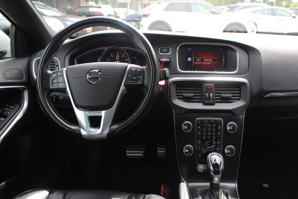 Volvo V40 1.5 T2 Inscription R-Design / Panoramadak / Camera / Leder / Keyless / 17'' / Navigatie / Stoelverwarming / Cruise Control