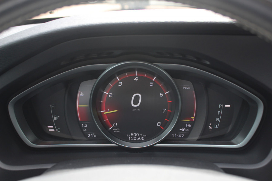 Volvo V40 1.5 T2 Inscription R-Design / Panoramadak / Camera / Leder / Keyless / 17'' / Navigatie / Stoelverwarming / Cruise Control