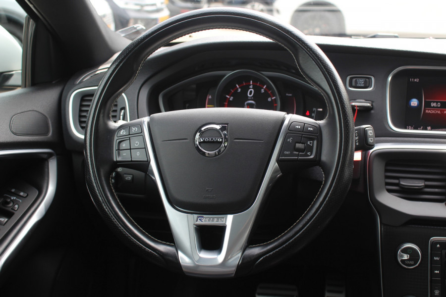 Volvo V40 1.5 T2 Inscription R-Design / Panoramadak / Camera / Leder / Keyless / 17'' / Navigatie / Stoelverwarming / Cruise Control