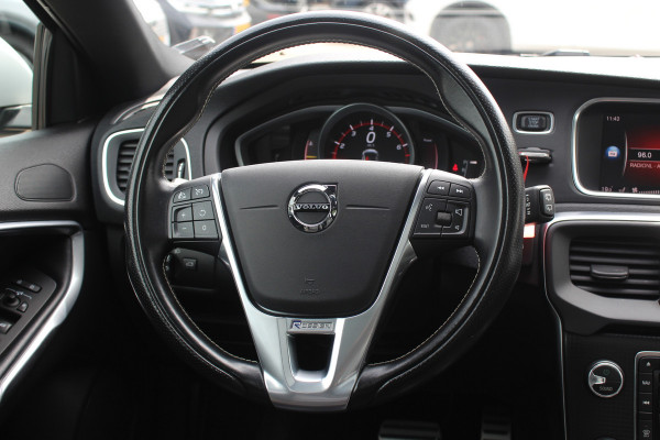 Volvo V40 1.5 T2 Inscription R-Design / Panoramadak / Camera / Leder / Keyless / 17'' / Navigatie / Stoelverwarming / Cruise Control