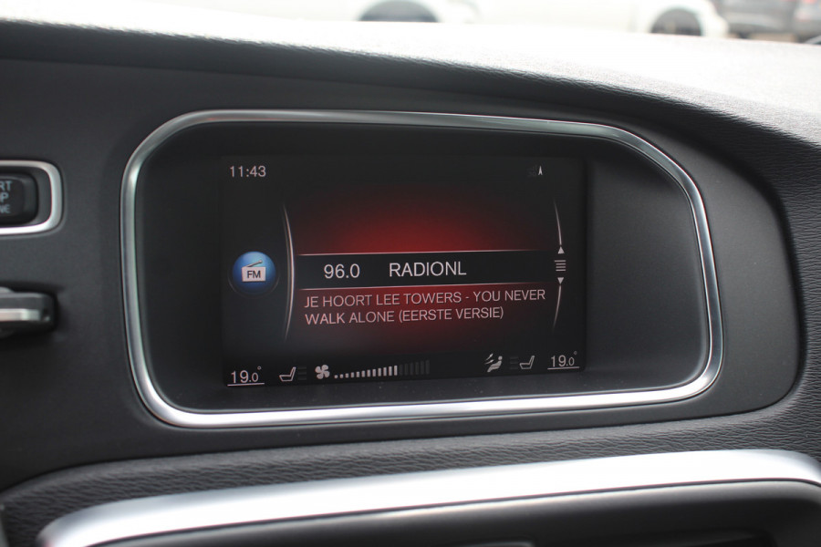 Volvo V40 1.5 T2 Inscription R-Design / Panoramadak / Camera / Leder / Keyless / 17'' / Navigatie / Stoelverwarming / Cruise Control