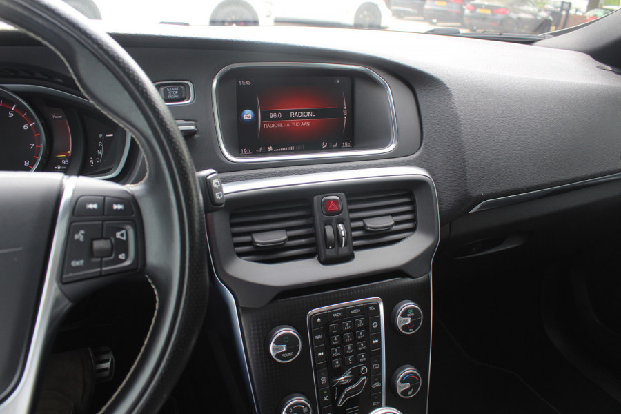 Volvo V40 1.5 T2 Inscription R-Design / Panoramadak / Camera / Leder / Keyless / 17'' / Navigatie / Stoelverwarming / Cruise Control