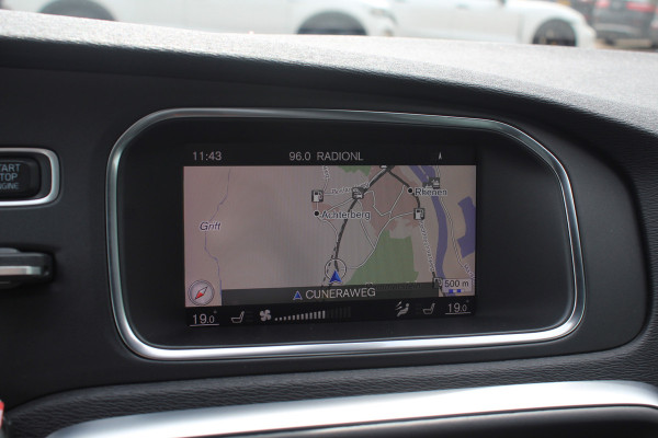 Volvo V40 1.5 T2 Inscription R-Design / Panoramadak / Camera / Leder / Keyless / 17'' / Navigatie / Stoelverwarming / Cruise Control