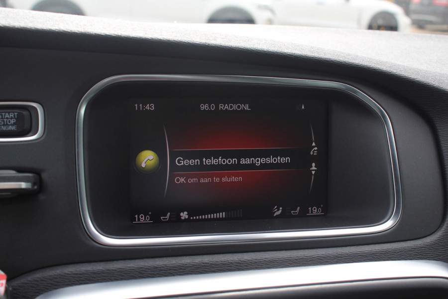 Volvo V40 1.5 T2 Inscription R-Design / Panoramadak / Camera / Leder / Keyless / 17'' / Navigatie / Stoelverwarming / Cruise Control