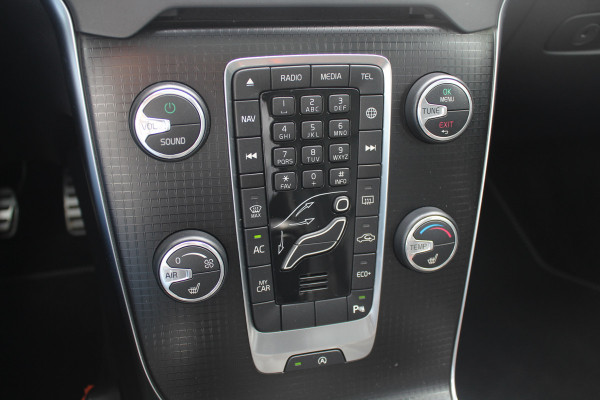Volvo V40 1.5 T2 Inscription R-Design / Panoramadak / Camera / Leder / Keyless / 17'' / Navigatie / Stoelverwarming / Cruise Control