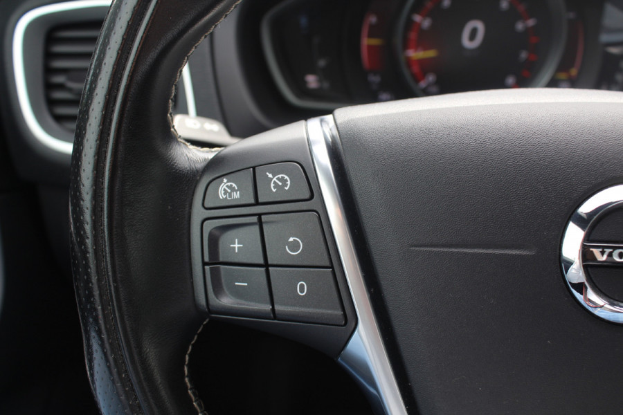 Volvo V40 1.5 T2 Inscription R-Design / Panoramadak / Camera / Leder / Keyless / 17'' / Navigatie / Stoelverwarming / Cruise Control
