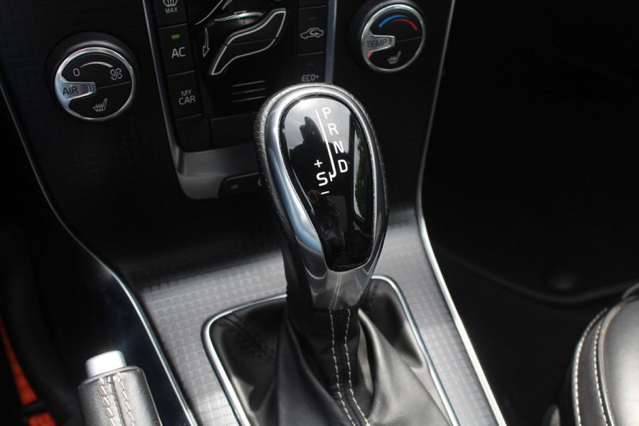 Volvo V40 1.5 T2 Inscription R-Design / Panoramadak / Camera / Leder / Keyless / 17'' / Navigatie / Stoelverwarming / Cruise Control