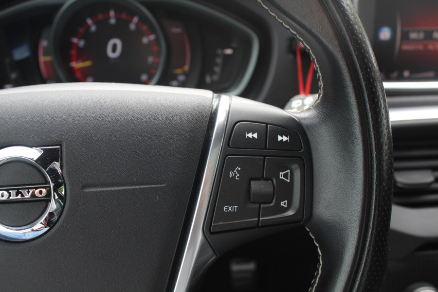 Volvo V40 1.5 T2 Inscription R-Design / Panoramadak / Camera / Leder / Keyless / 17'' / Navigatie / Stoelverwarming / Cruise Control