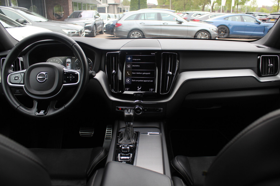 Volvo XC60 2.0 T4 R-Design / 360Camera / Leder&Alcantara / 20'' / Navigatie / Dodehoek / DAB / Cruise Control