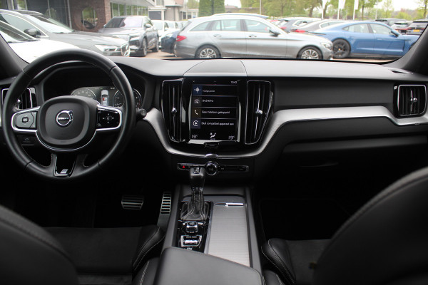 Volvo XC60 2.0 T4 R-Design / 360Camera / Leder&Alcantara / 20'' / Navigatie / Dodehoek / DAB / Cruise Control