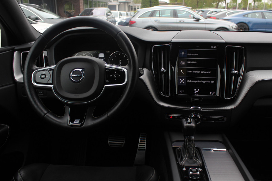 Volvo XC60 2.0 T4 R-Design / 360Camera / Leder&Alcantara / 20'' / Navigatie / Dodehoek / DAB / Cruise Control