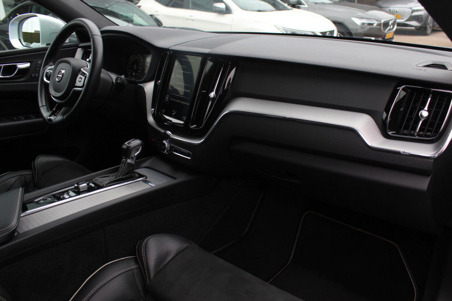 Volvo XC60 2.0 T4 R-Design / 360Camera / Leder&Alcantara / 20'' / Navigatie / Dodehoek / DAB / Cruise Control