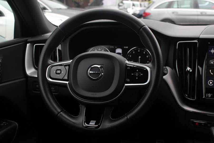 Volvo XC60 2.0 T4 R-Design / 360Camera / Leder&Alcantara / 20'' / Navigatie / Dodehoek / DAB / Cruise Control