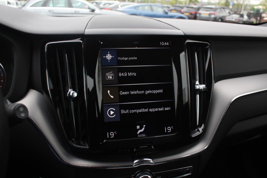 Volvo XC60 2.0 T4 R-Design / 360Camera / Leder&Alcantara / 20'' / Navigatie / Dodehoek / DAB / Cruise Control