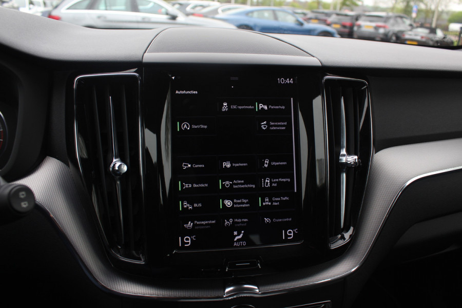 Volvo XC60 2.0 T4 R-Design / 360Camera / Leder&Alcantara / 20'' / Navigatie / Dodehoek / DAB / Cruise Control