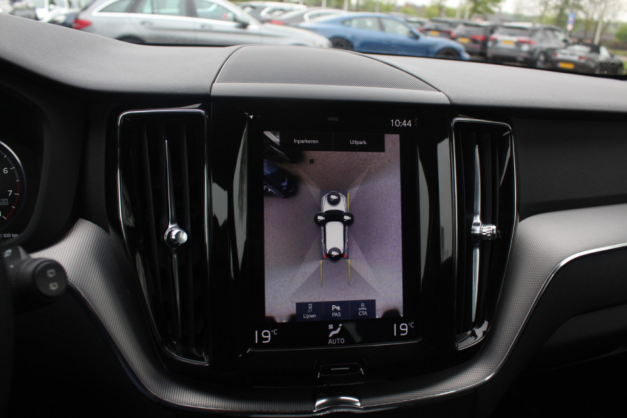 Volvo XC60 2.0 T4 R-Design / 360Camera / Leder&Alcantara / 20'' / Navigatie / Dodehoek / DAB / Cruise Control
