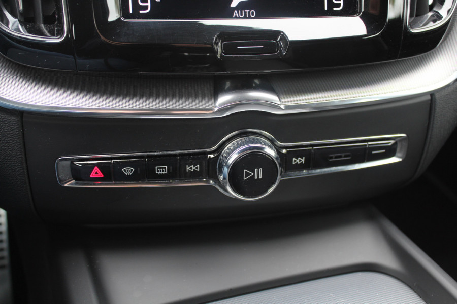 Volvo XC60 2.0 T4 R-Design / 360Camera / Leder&Alcantara / 20'' / Navigatie / Dodehoek / DAB / Cruise Control