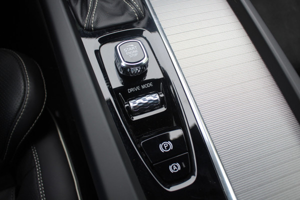 Volvo XC60 2.0 T4 R-Design / 360Camera / Leder&Alcantara / 20'' / Navigatie / Dodehoek / DAB / Cruise Control