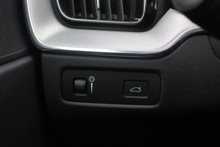 Volvo XC60 2.0 T4 R-Design / 360Camera / Leder&Alcantara / 20'' / Navigatie / Dodehoek / DAB / Cruise Control
