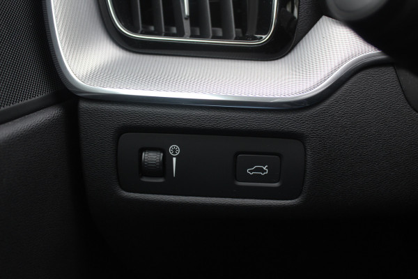 Volvo XC60 2.0 T4 R-Design / 360Camera / Leder&Alcantara / 20'' / Navigatie / Dodehoek / DAB / Cruise Control