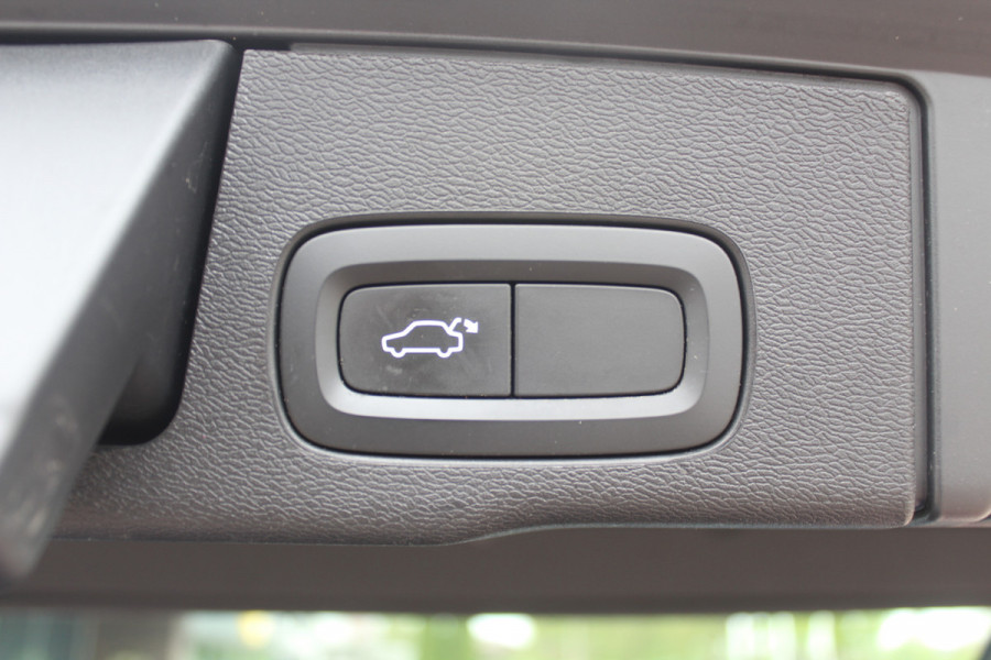Volvo XC60 2.0 T4 R-Design / 360Camera / Leder&Alcantara / 20'' / Navigatie / Dodehoek / DAB / Cruise Control