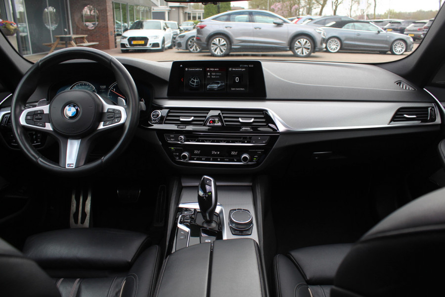 BMW 5 Serie Touring 520d High Exe. M Sport / Panoramadak / Camera / Head-up / 19'' / Leder / Navigatie / Stoelverwarming / Cruise Control