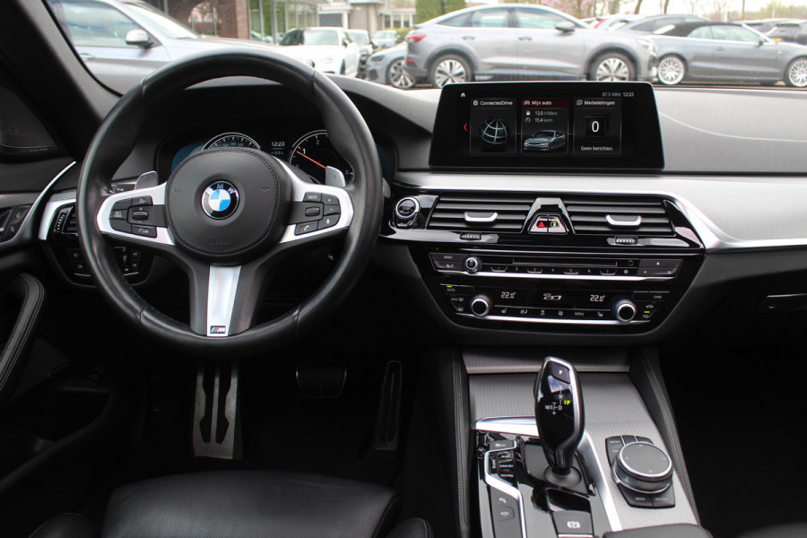 BMW 5 Serie Touring 520d High Exe. M Sport / Panoramadak / Camera / Head-up / 19'' / Leder / Navigatie / Stoelverwarming / Cruise Control