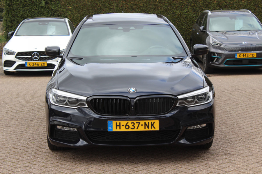 BMW 5 Serie Touring 520d High Exe. M Sport / Panoramadak / Camera / Head-up / 19'' / Leder / Navigatie / Stoelverwarming / Cruise Control