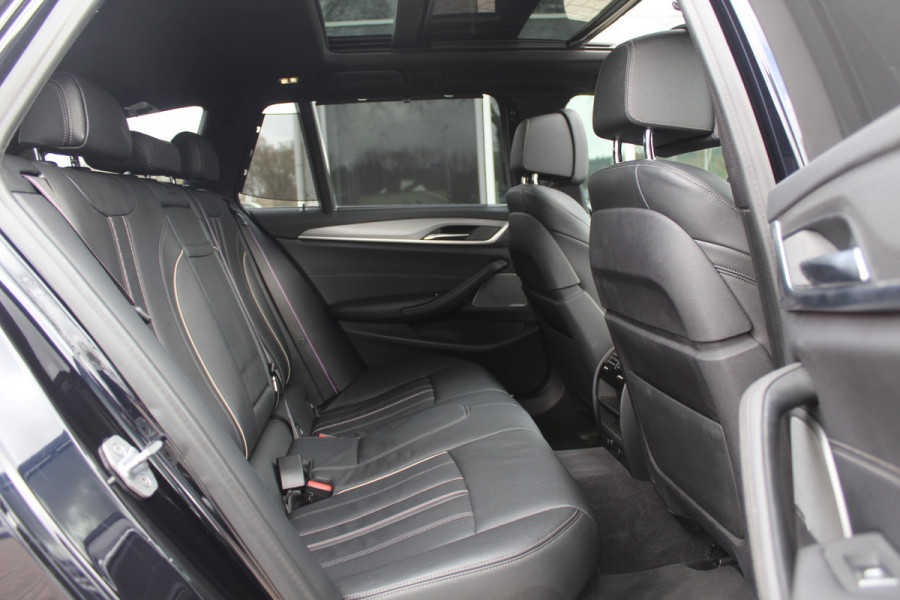 BMW 5 Serie Touring 520d High Exe. M Sport / Panoramadak / Camera / Head-up / 19'' / Leder / Navigatie / Stoelverwarming / Cruise Control