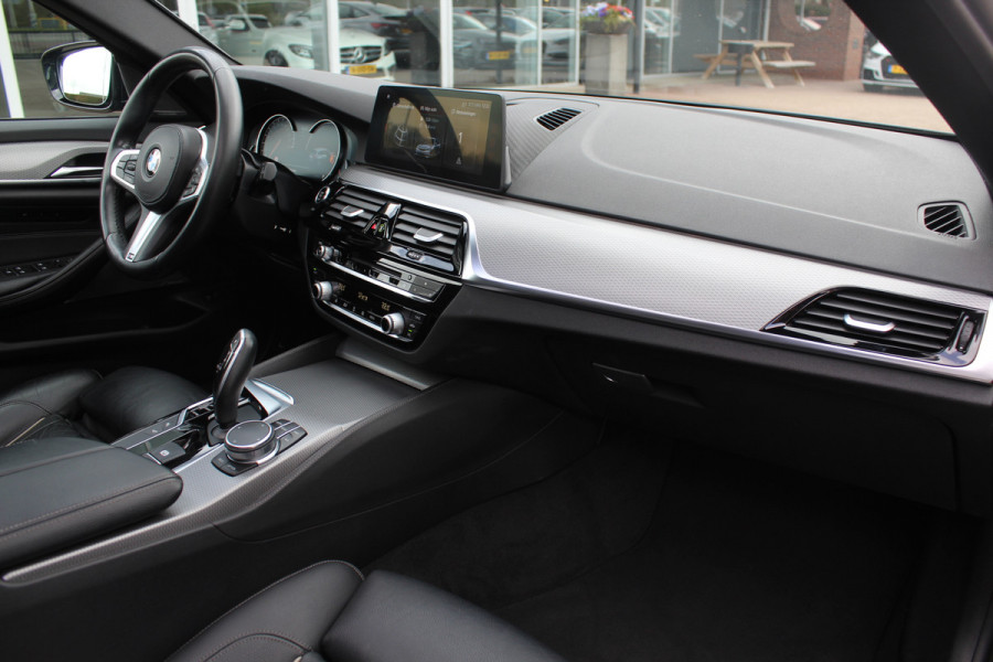 BMW 5 Serie Touring 520d High Exe. M Sport / Panoramadak / Camera / Head-up / 19'' / Leder / Navigatie / Stoelverwarming / Cruise Control